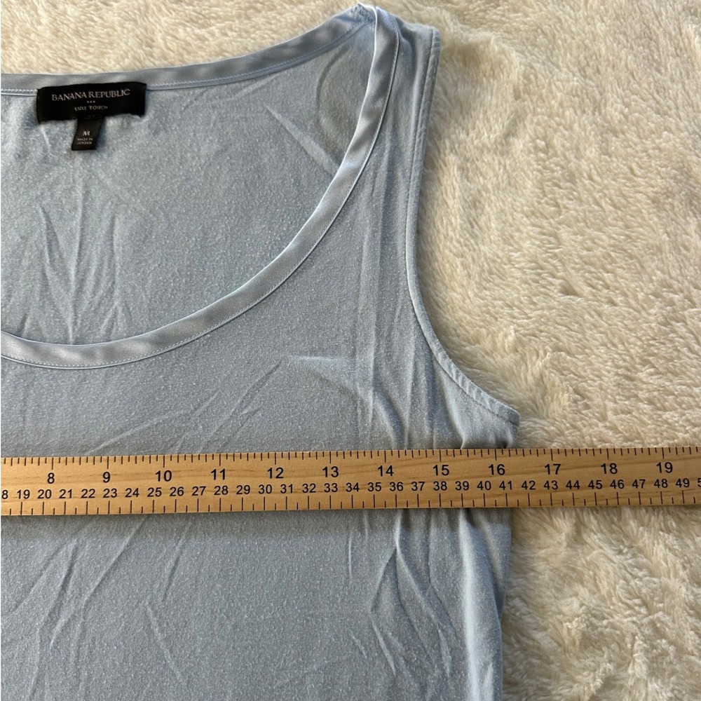 Banana Republic Luxe Touch Tank Top Light Blue Scoop Neck Satin Trim Womens M - Picture 4 of 6